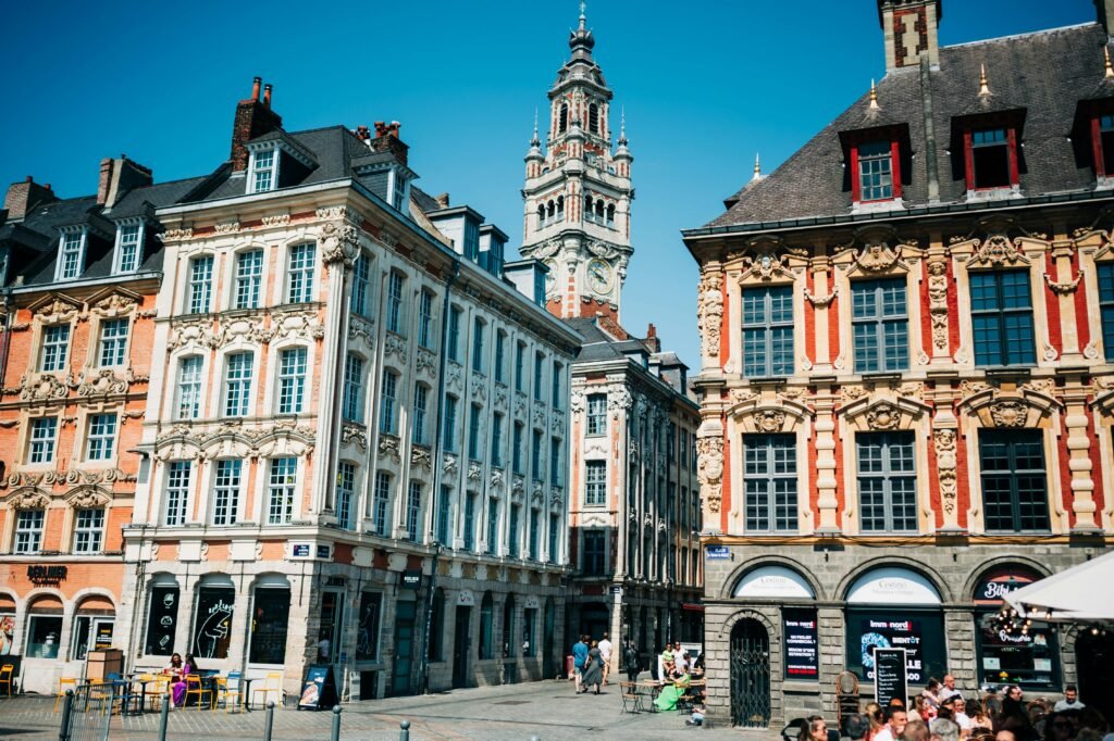 La Vieille Bourse et le beffroi de la Chambre de commerce, sur la Grand-Place de Lille